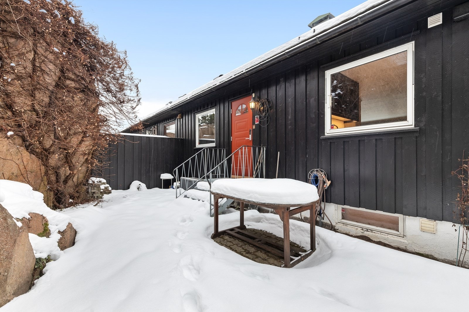 Boligen har inngangspartier til begge etasjene. Galleribilde