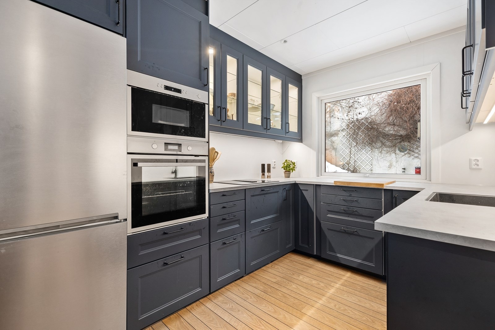 Kjøkkenet er utstyrt med integrert stekeovn, mikro, oppvaskmaskin og induksjonstopp. Galleribilde