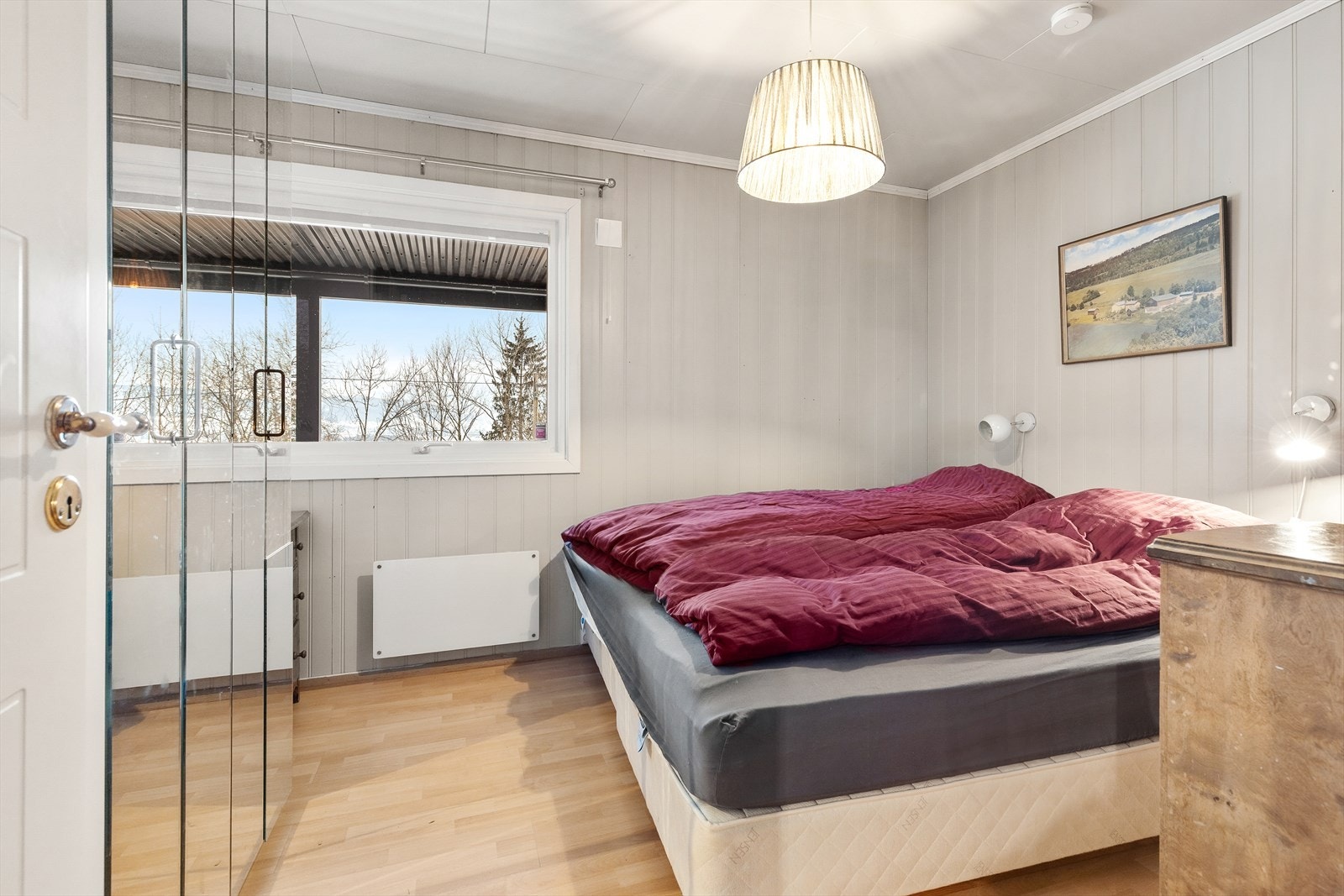 Et romslig soverom i underetasjen, garderobeskap med speil medfølger. Galleribilde