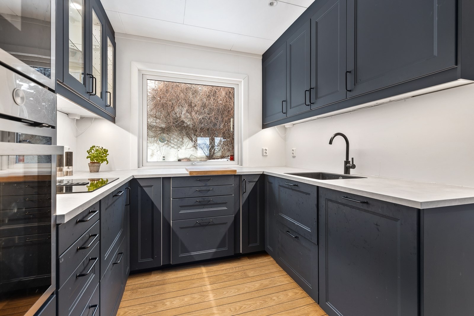 Moderne kjøkken med profilerte fronter og laminat benkeplate. Galleribilde