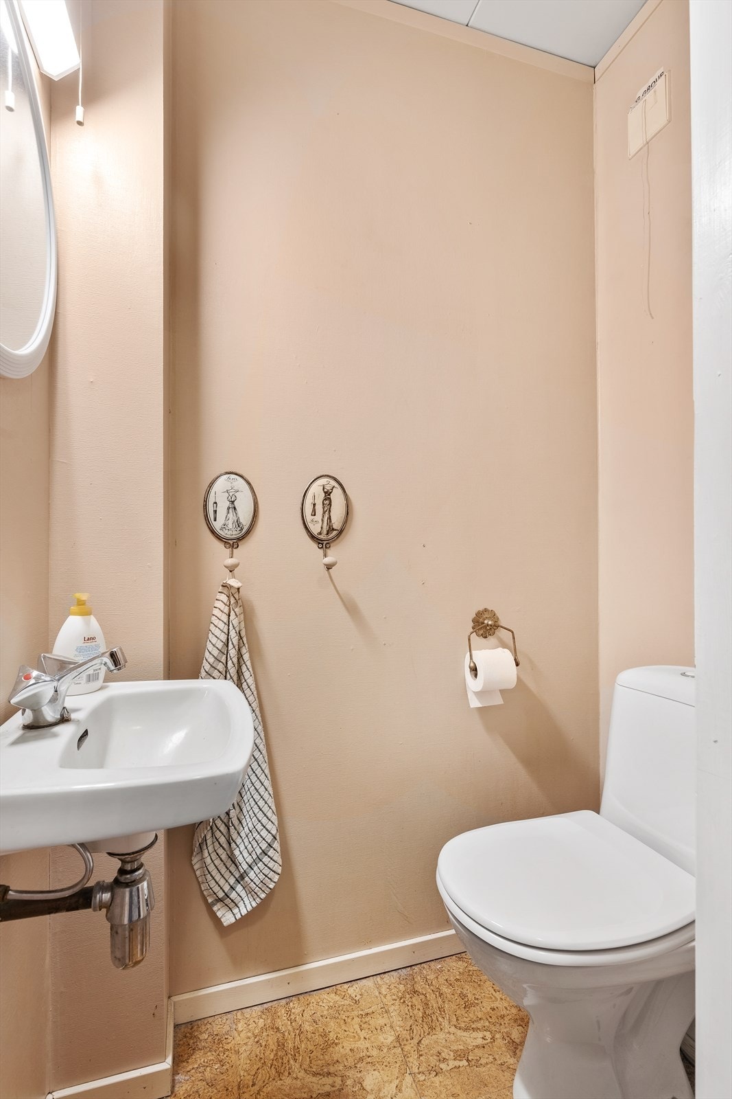 Praktisk, separat toalettrom i første etasje med servant og toalett. Galleribilde