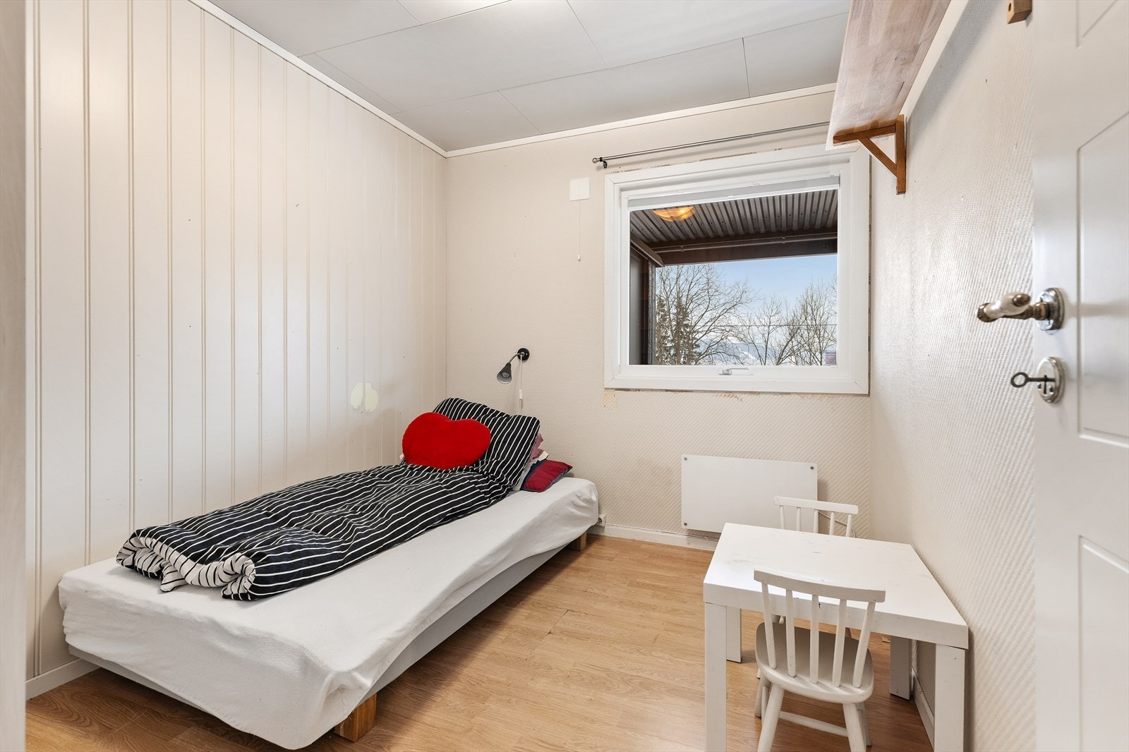 Boligen har totalt tre soverom, hvorav to er plassert i underetasjen. Galleribilde