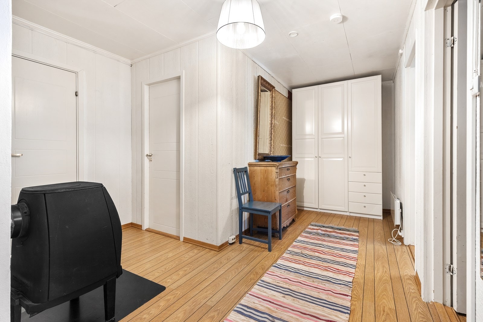 I hallen i underetasjen er det en vedovn for ekstra oppvarming. Galleribilde