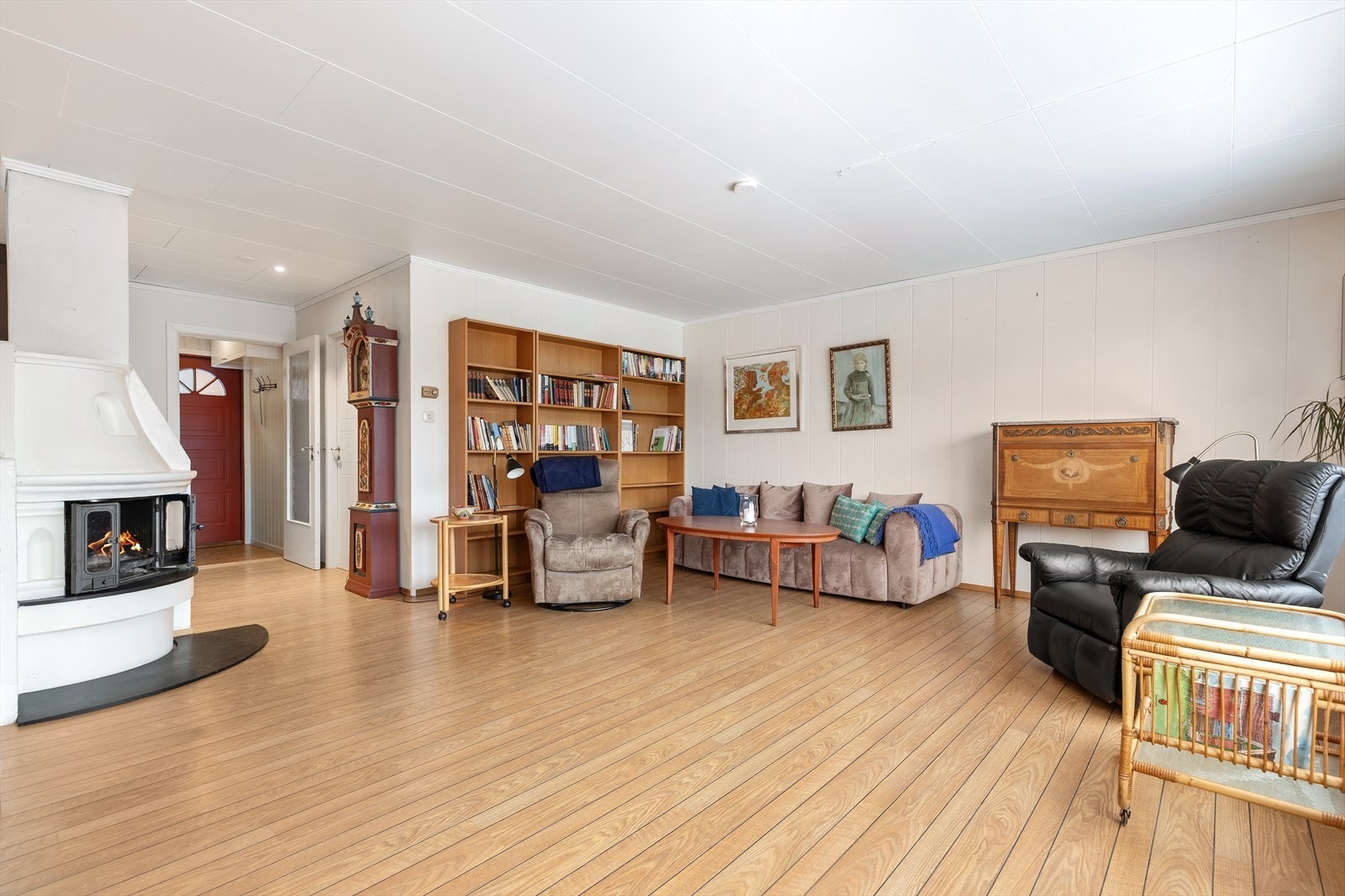 Stuen er romslig og har en peis med innsats som gir god varme. Galleribilde