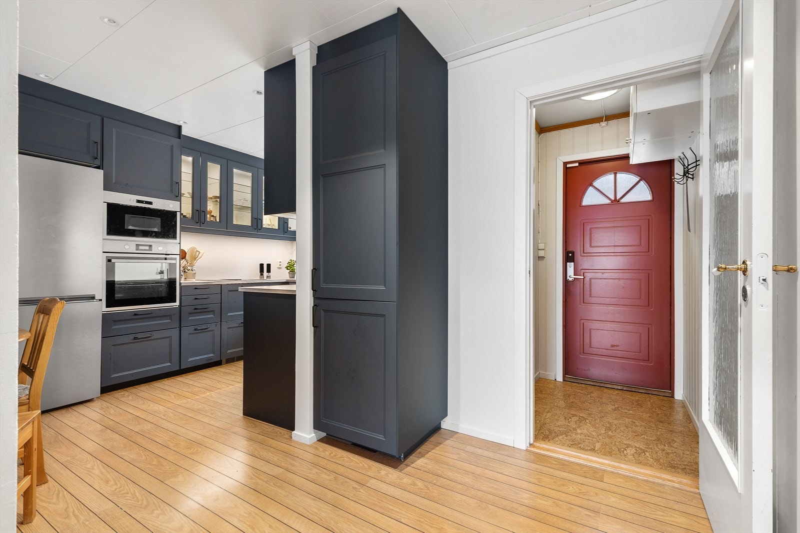 Kjøkkenventilator er integrert i platetoppen, og det er installert vannstopper for økt sikkerhet. Galleribilde