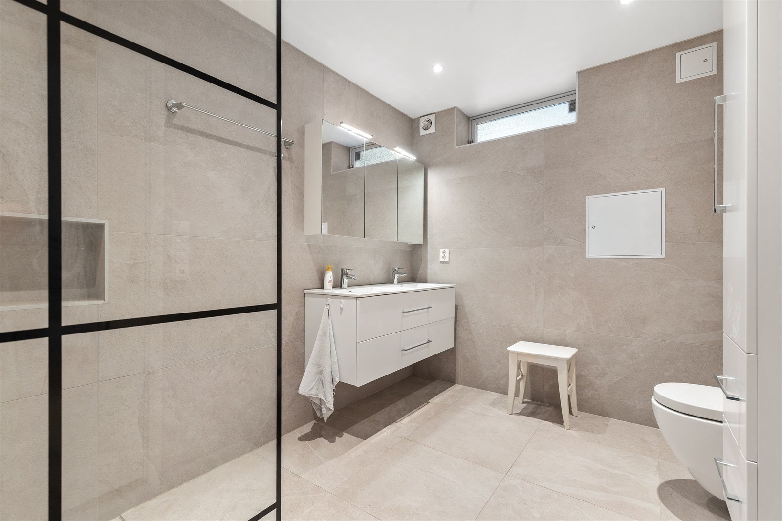 Her er det flislagt gulv med elektriske varmekabler for økt komfort. Galleribilde