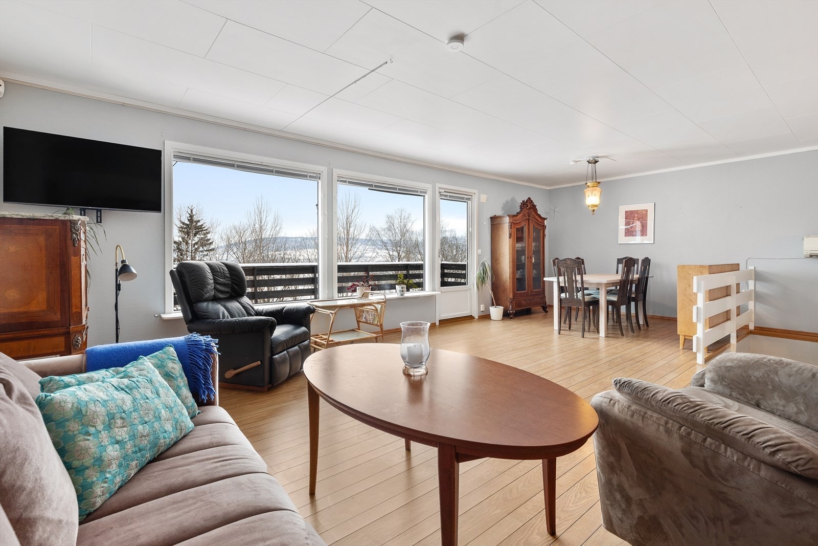 Store vindusflater gir rikelig med lys og en åpen atmosfære i stuen. Galleribilde