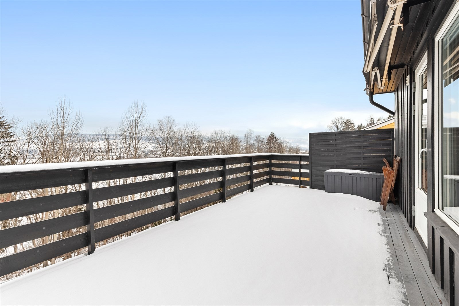 Balkongen har god plass til utemøbler og er en fin forlengelse av stuen. Galleribilde