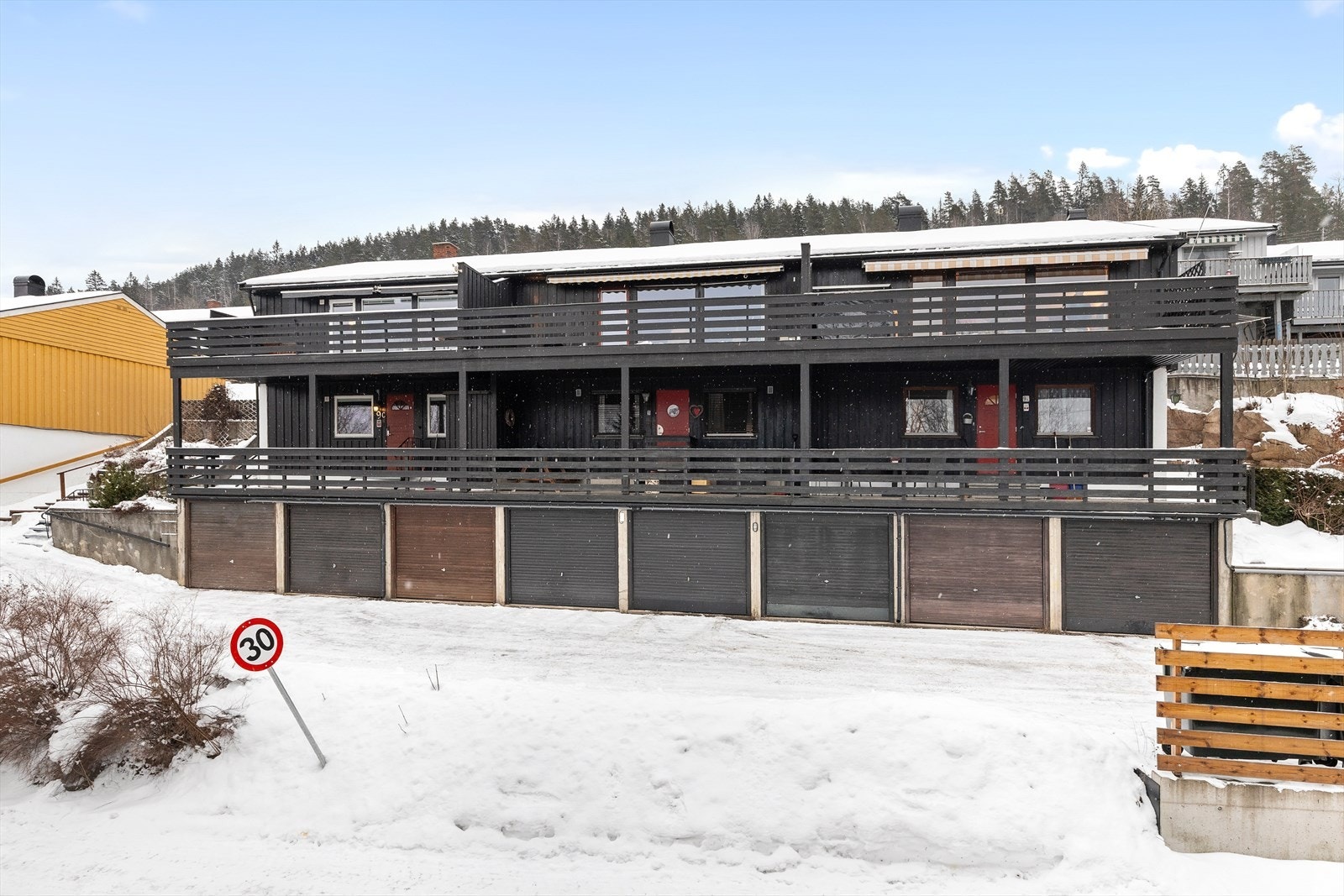 Eiendommen er et enderekkehus over to plan med tilhørende garasje i felles anlegg. Galleribilde