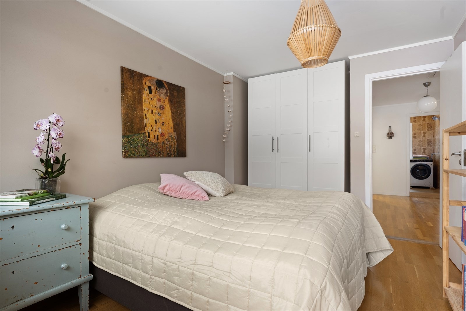 Hovedsoveommet har en stor garderobeløsning som vil medfølge. Galleribilde