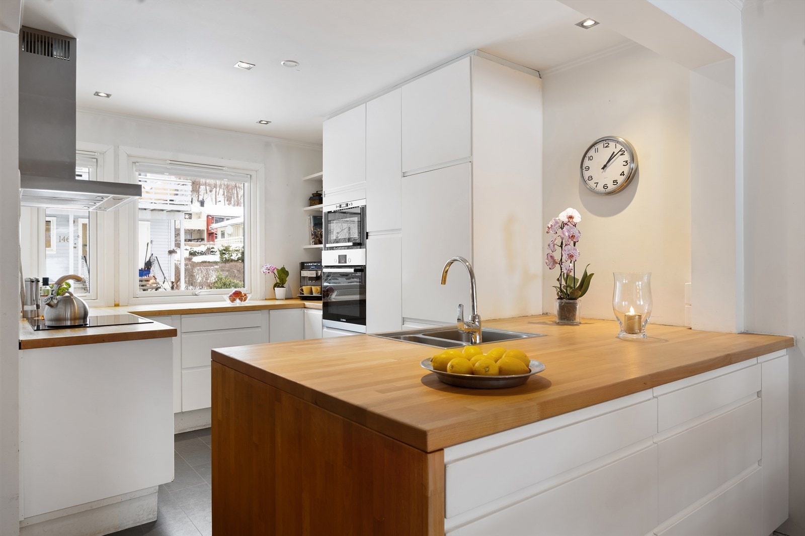 Kjøkkenet har en funksjonell utforming med rikelig benke- og skapplass. Galleribilde