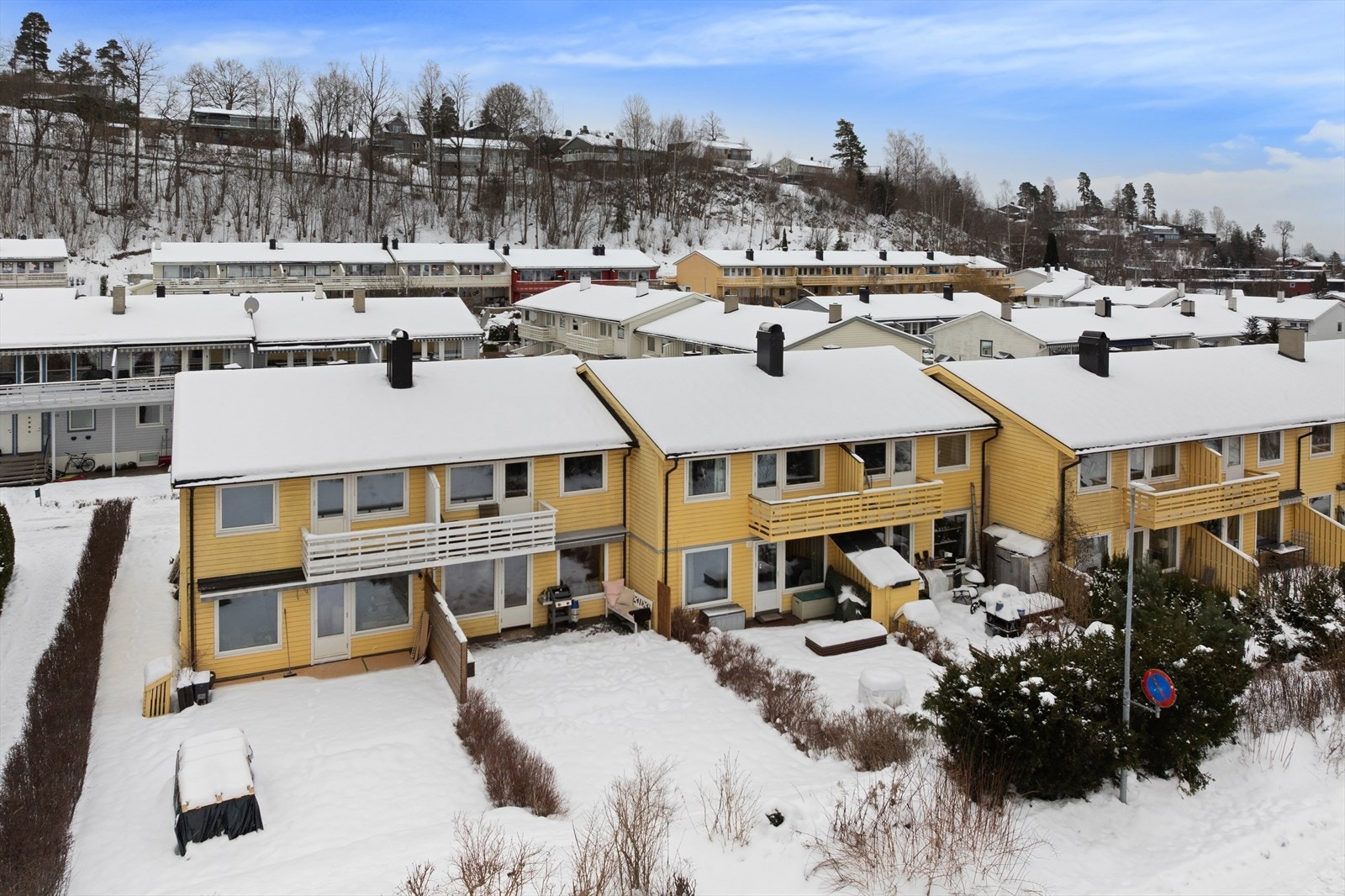 Boligen ligger barnevennlig til innerst i blindvei, i en etablert og rolig gate. Galleribilde