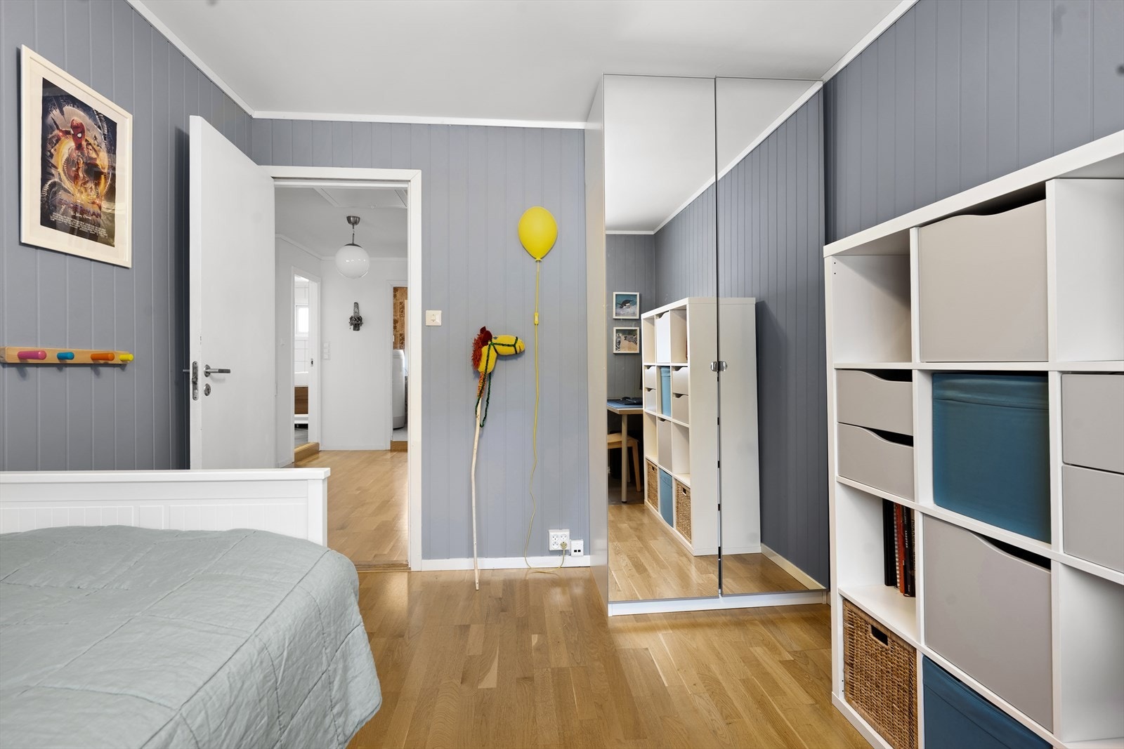 Soverommet har plass til seng, skrivepult og oppbevaringsmøbler. Galleribilde