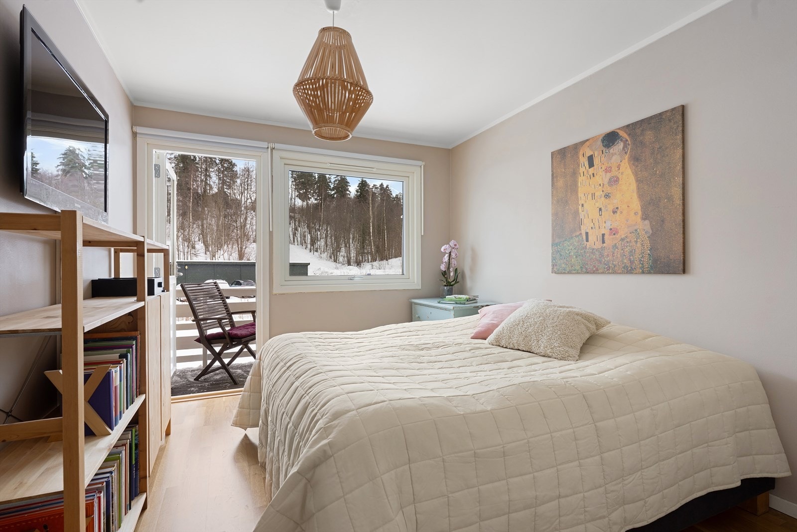 Hovedsoverommet har god plass til dobbeltseng og utgang til egen balkong. Galleribilde