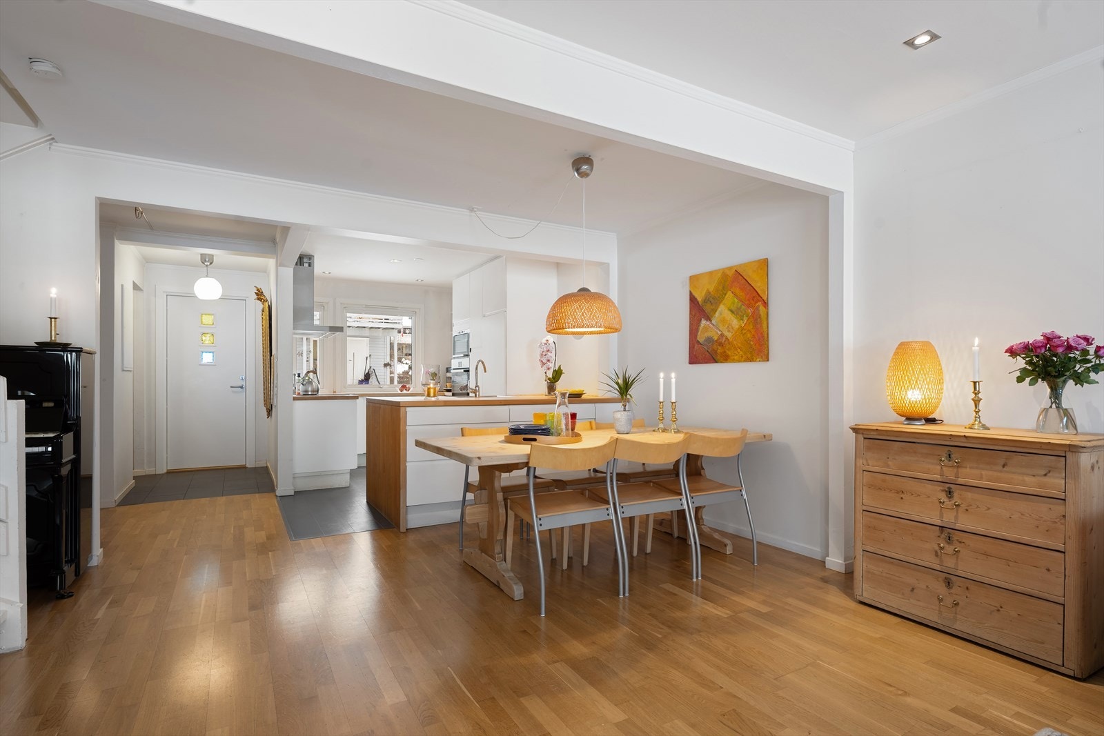 Spisestuen fungerer som et naturlig bindeledd mellom kjøkkenet og stuen. Galleribilde