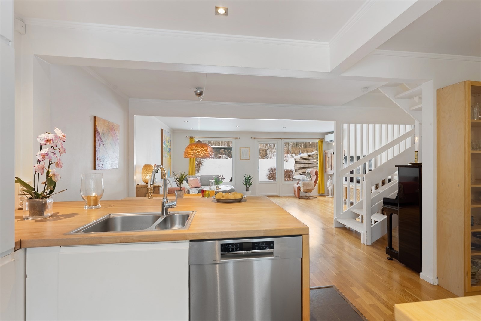 Kjøkkenhalvøya gir ekstra arbeidsflate og en sosial sone mot stuen. Galleribilde