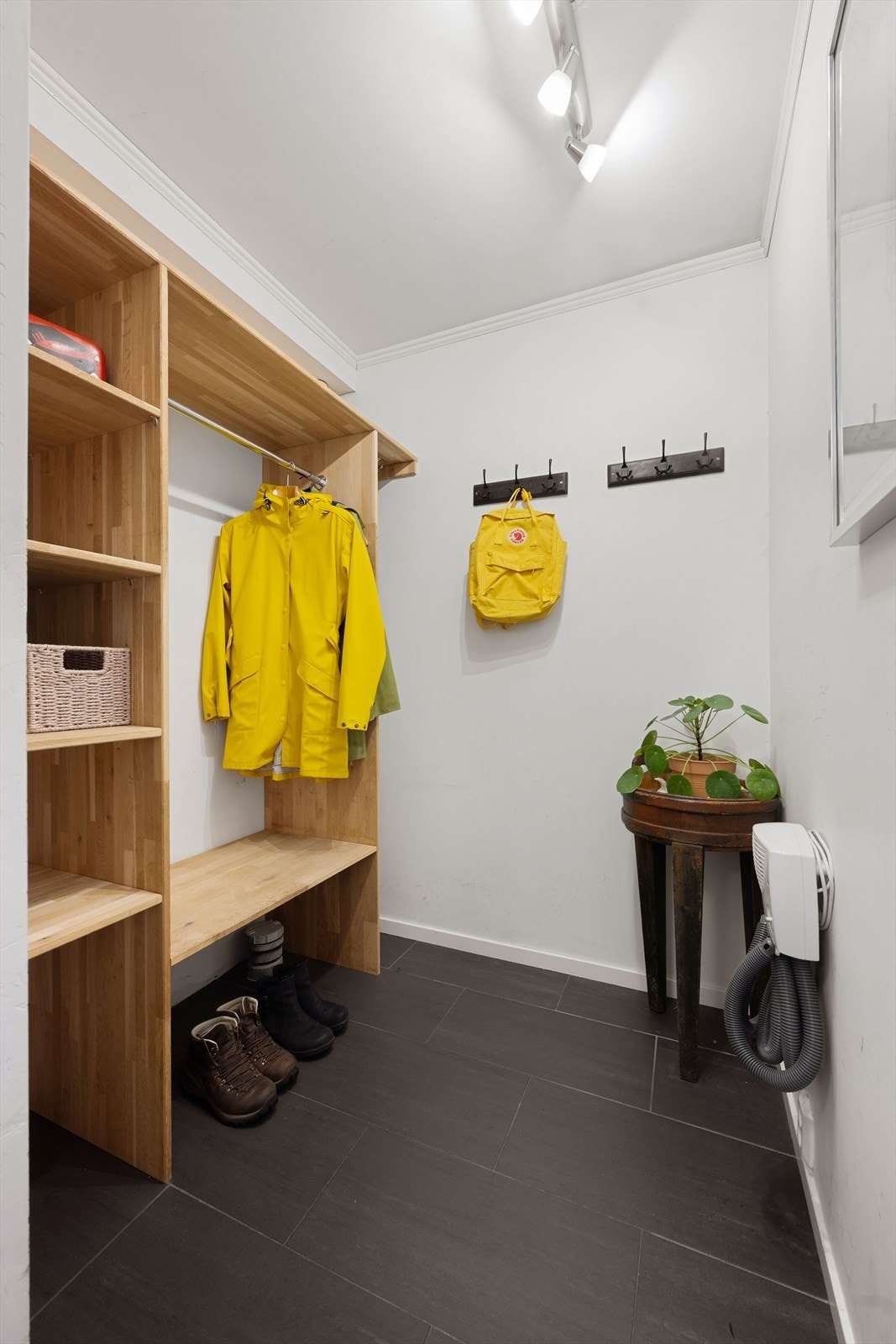 I tilknytning til entréen er det en praktisk garderobenisje for yttertøy. Galleribilde
