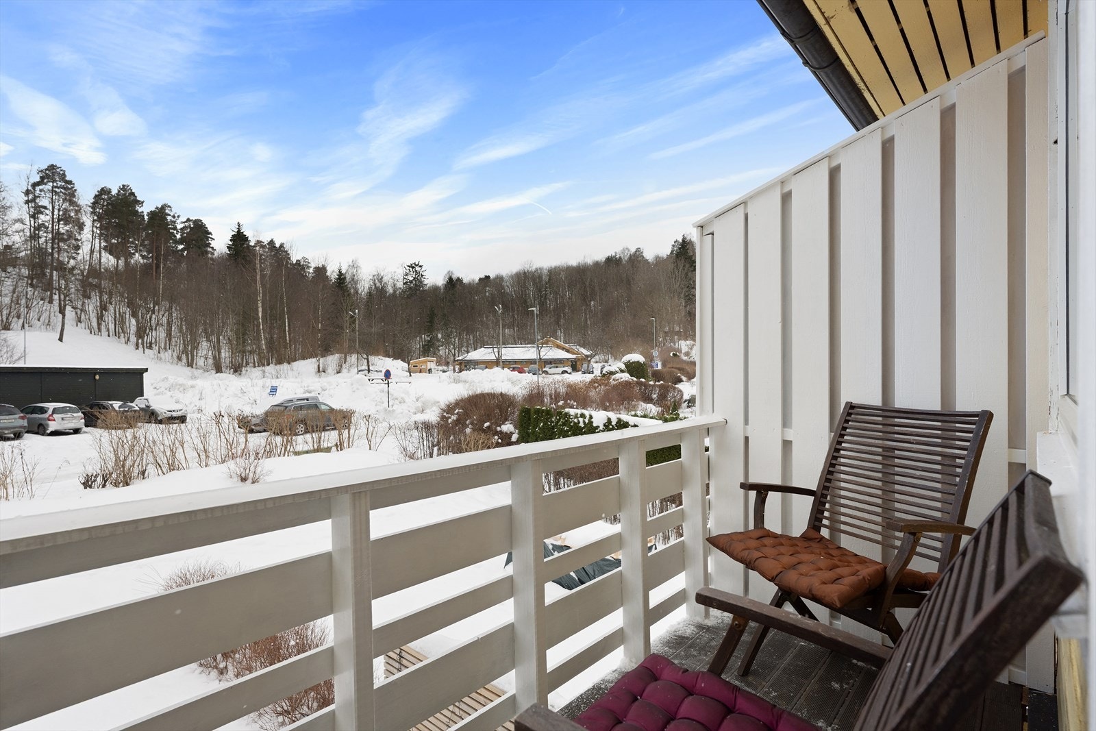 Fra balkongen har du hyggelig utsyn over nærområdet. Galleribilde