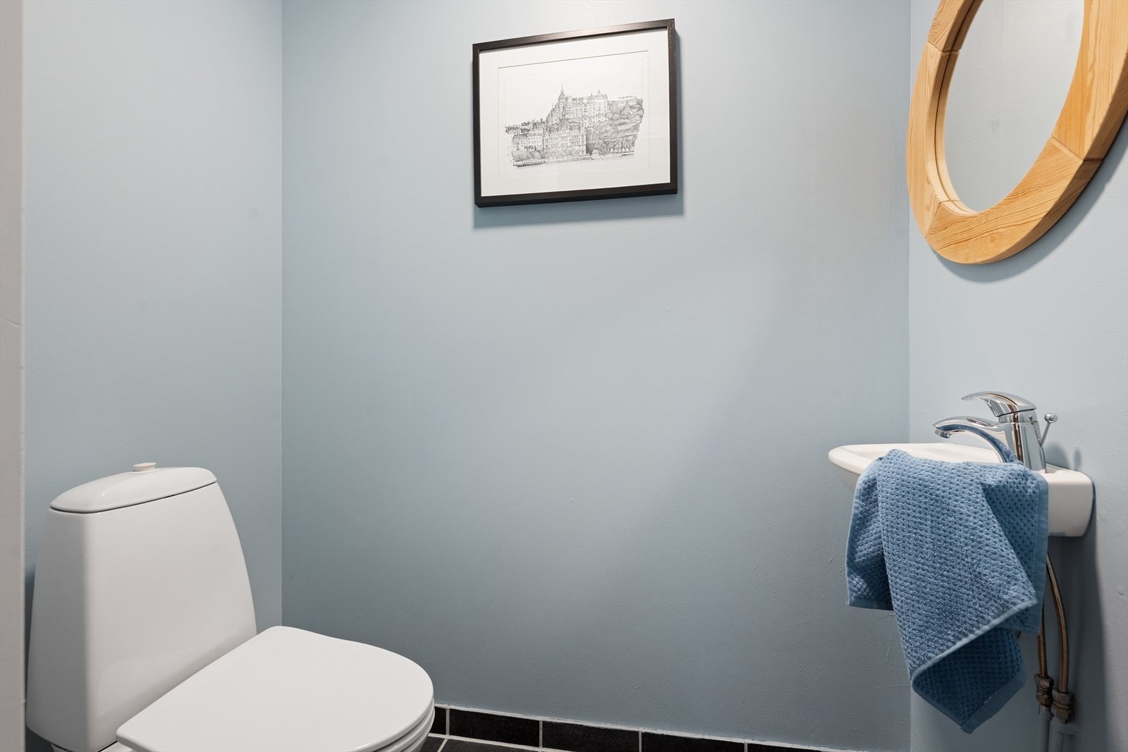 Toalettrommet i første etasje er malt i tidsriktige fargevalg. Galleribilde