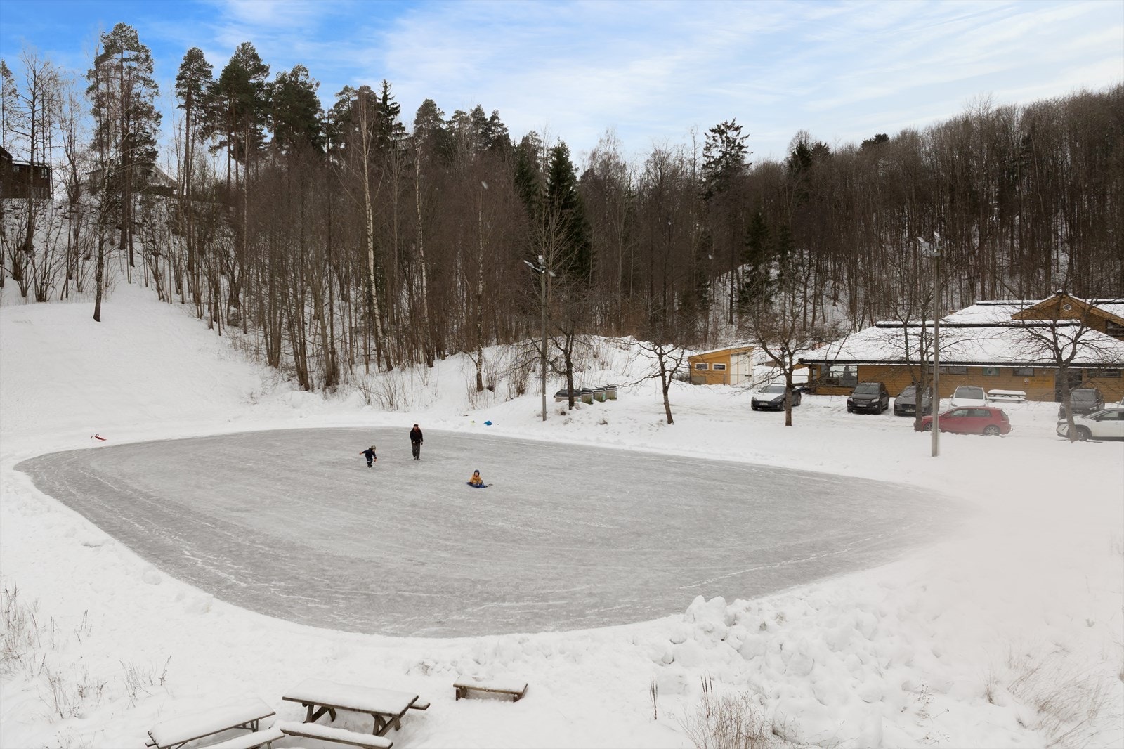 På feltet finnes det leke- og aktivitetsområder for hele familien, samt barnehage. Galleribilde