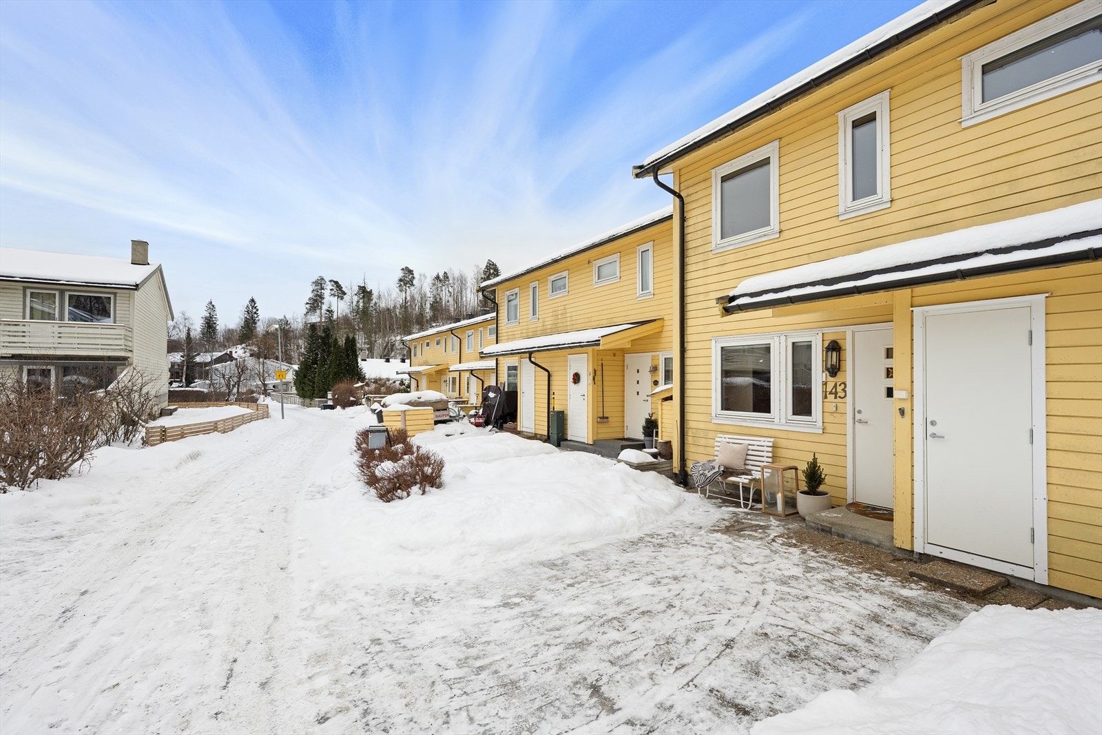 Inngangspartiet er pent opparbeidet og har plass til en liten sittegruppe. Galleribilde