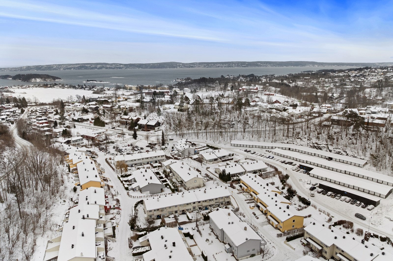 Området byr på nærhet til fjorden og bademuligheter. Skoler ligger innenfor kort avstand. Galleribilde