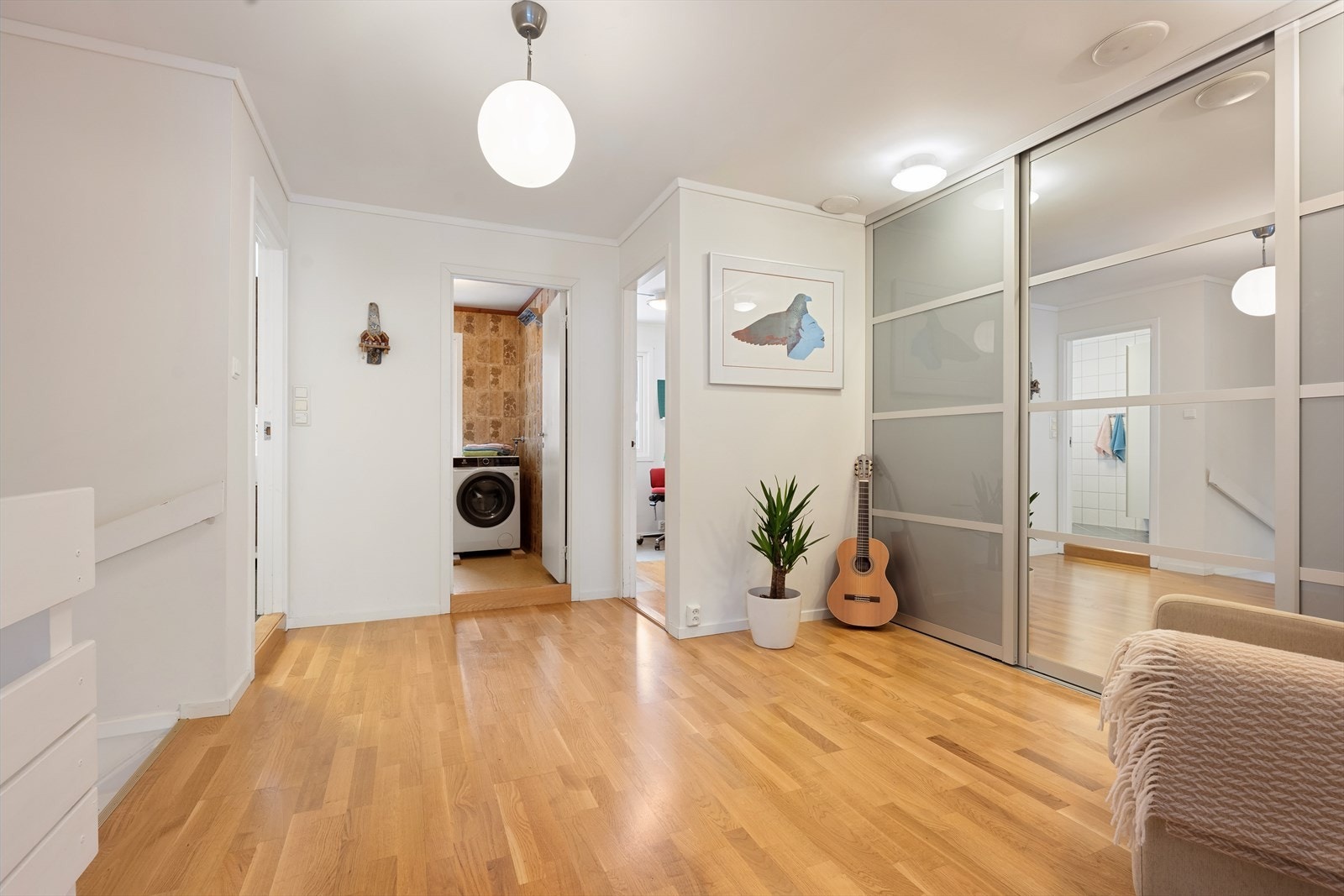 Fra hallen er det adkomst til boligens tre soverom, bad og vaskerom. Galleribilde