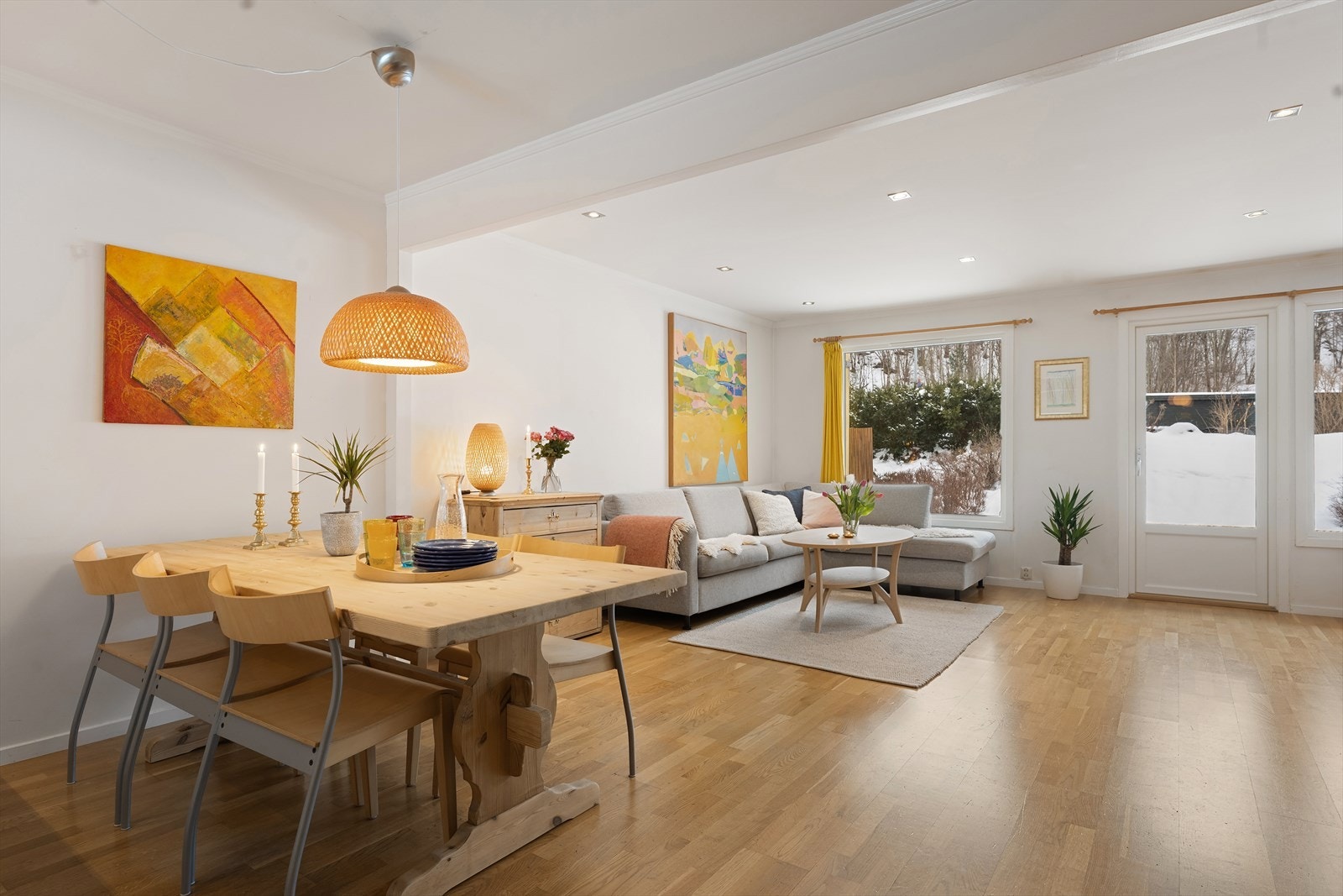 Boligen har vide vindusflater fra 2025 som sørger for rikelig med naturlig lys. Galleribilde