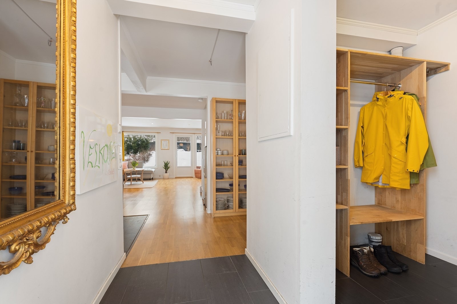 Fra entréen åpner boligen seg opp mot de sosiale sonene i første etasje. Galleribilde