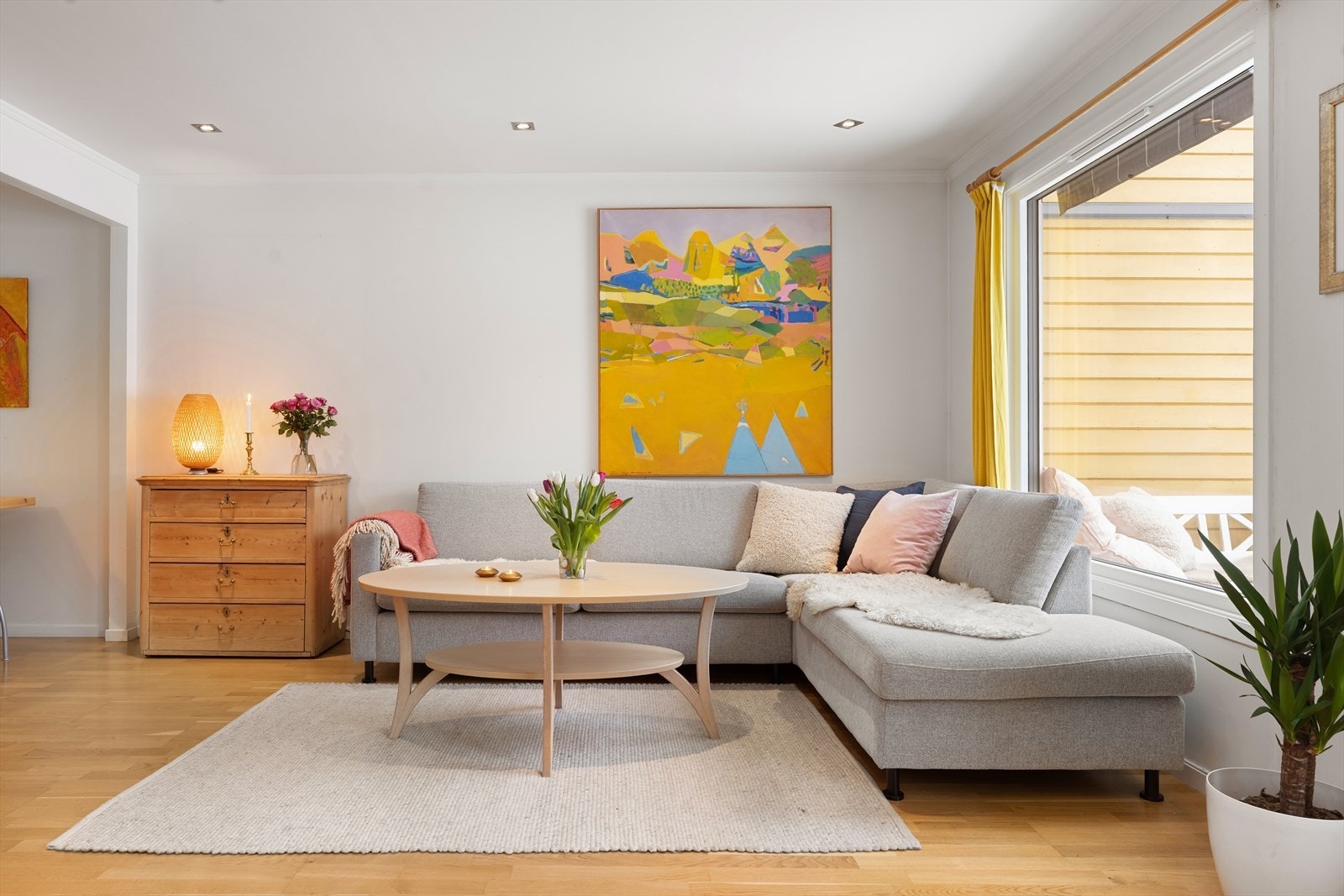 Boligen har en av feltets beste interne beliggenhet. Her bor du usjenert til, med gode solforhold. Galleribilde