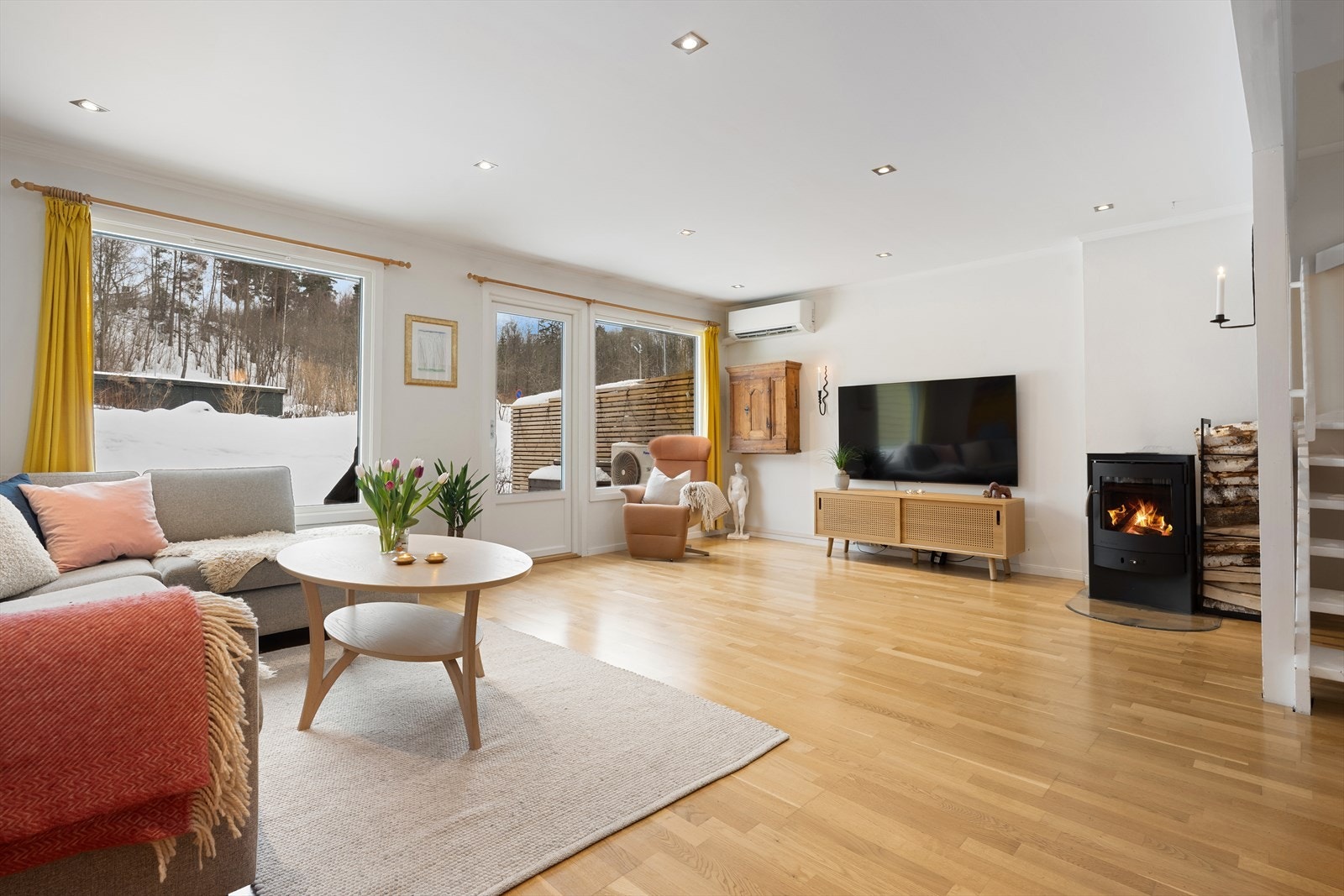 Et tiltalende rekkehus over to etasjer, med stor og solrik hage. Galleribilde