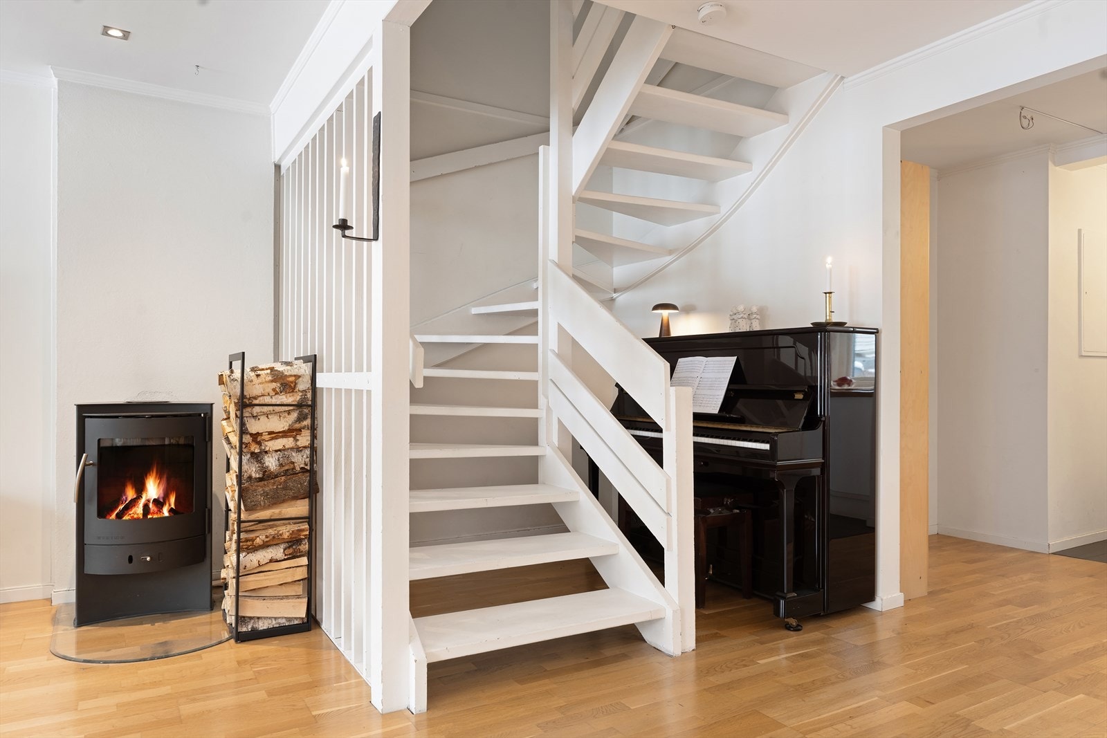 Peisovnen ved trappen sørger for at varmen fra 1 etasje også sprer seg opp til 2 etasje. Galleribilde