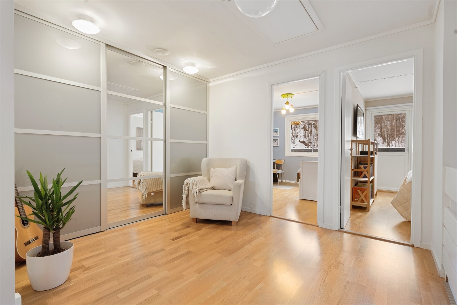 I andre etasje finner du en romslig hall med en stor skyvedørsgarderobe, som også kan benyttes til ekstra lekestue for barna. Galleribilde