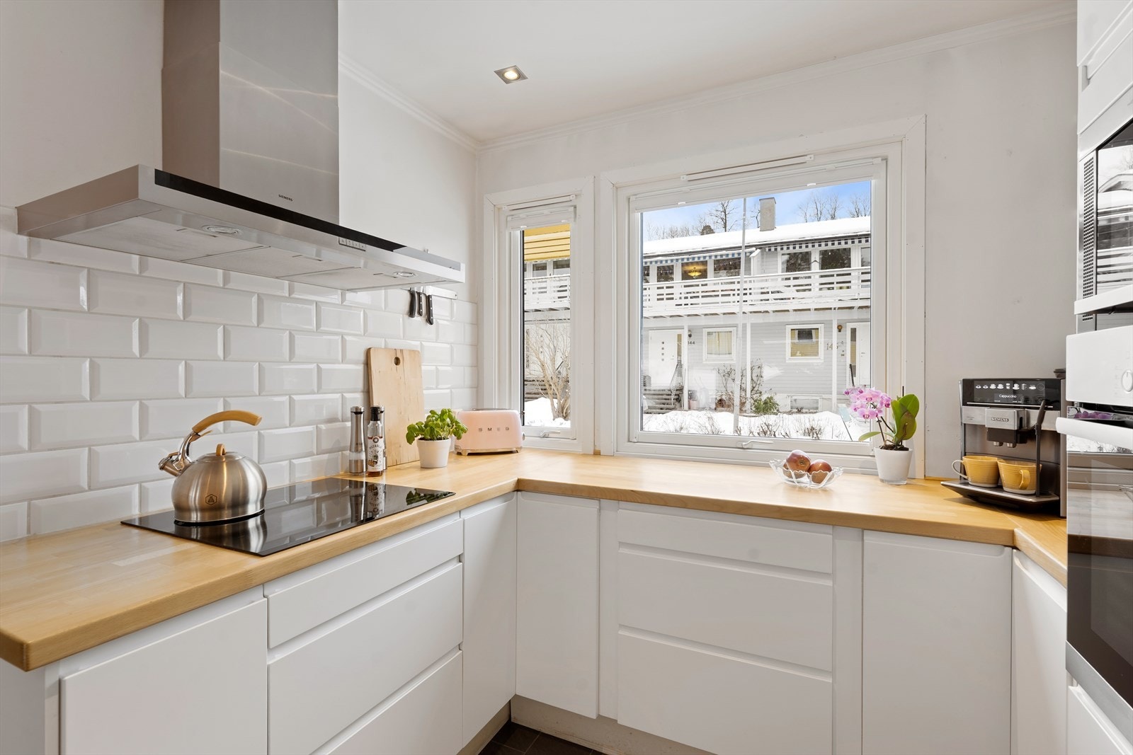 Vinduet over kjøkkenbenken gir godt med naturlig arbeidslys. Galleribilde