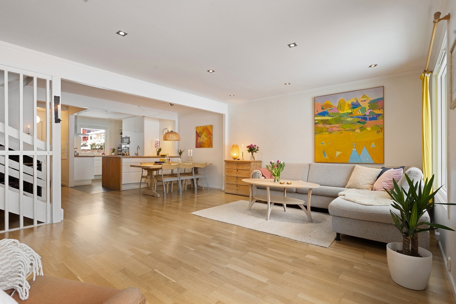 Den åpne løsningen mellom stue og kjøkken skaper en lys og luftig atmosfære. Galleribilde