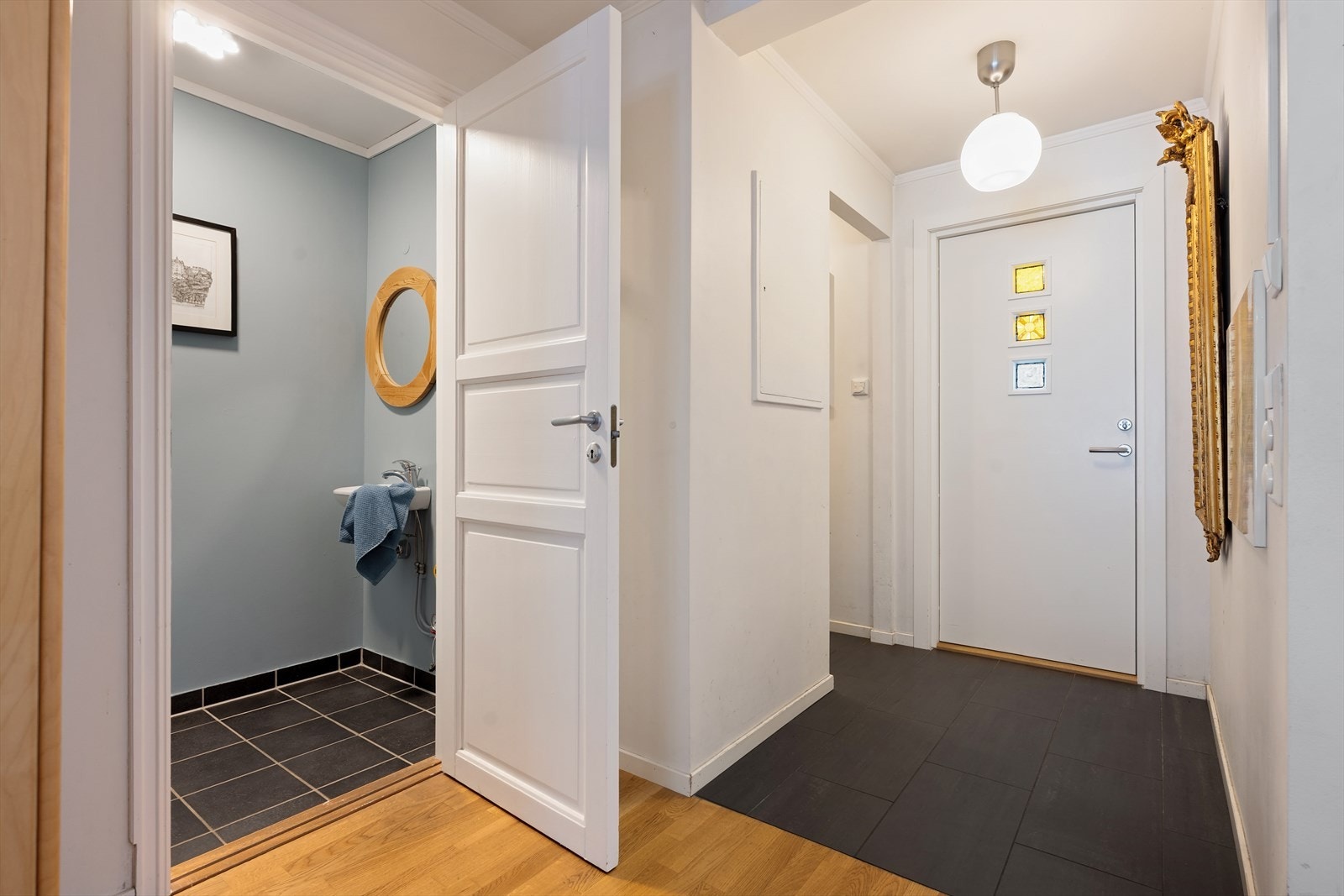 Entréen har flislagt gulv og gir adkomst til et praktisk toalettrom. Galleribilde