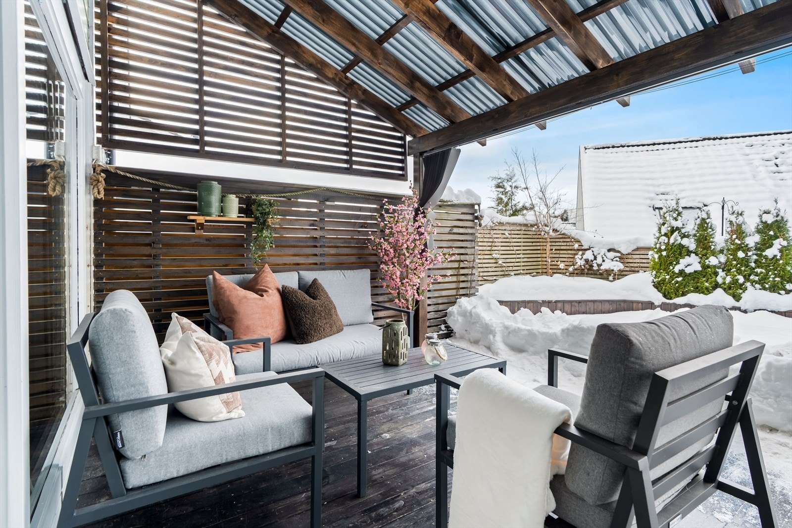 Deler av terrassen er overbygget, og har fine levegger. Galleribilde