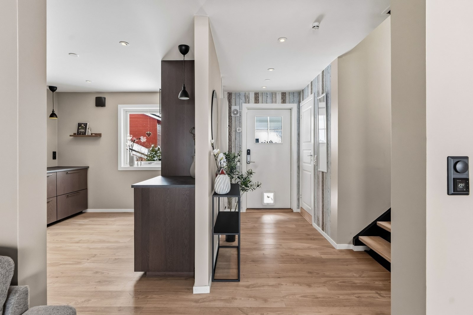 I entréen er det plass til å henge fra seg yttertøy og sette fra seg sko. Galleribilde