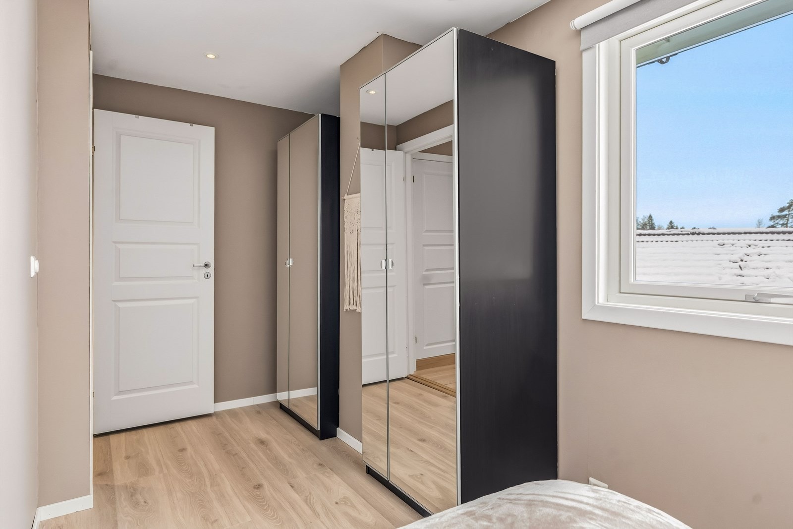 Videre er det plass til garderobeløsning. Galleribilde