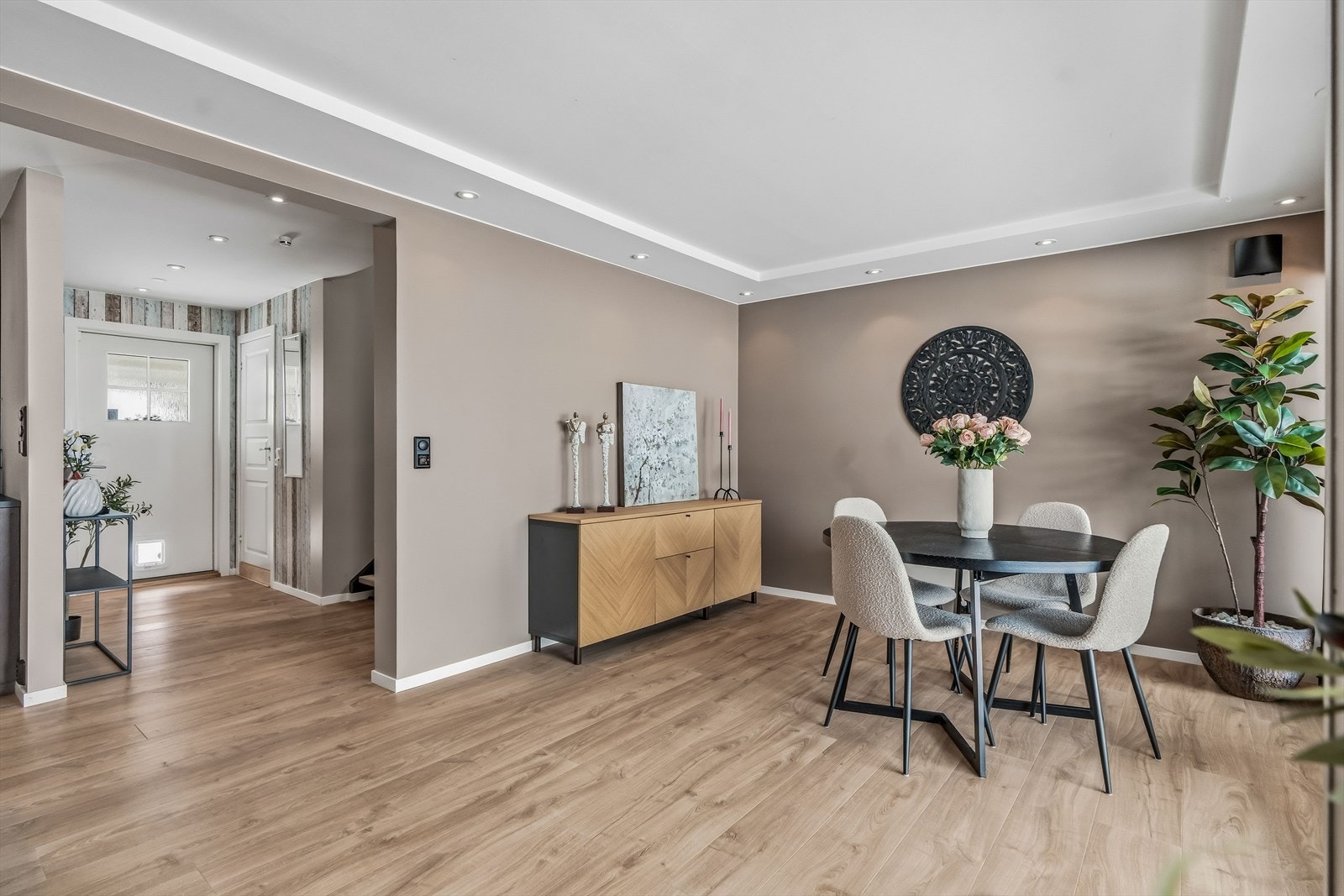 Det er montert downlights i himlingen. Galleribilde