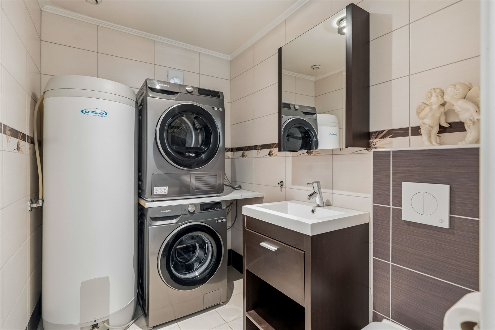 Etasjen har et flislagt vaskerom/wc, innredet med servant, veggfestet klosett og opplegg for vaskemaskin. Galleribilde