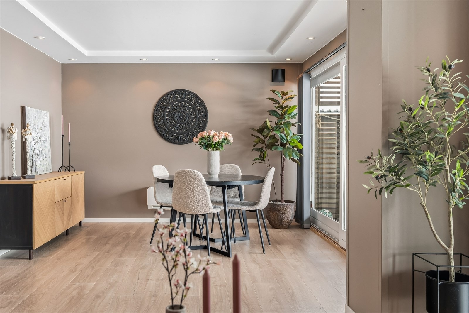 Fra stuen er det utgang til en flott terrasse. Galleribilde