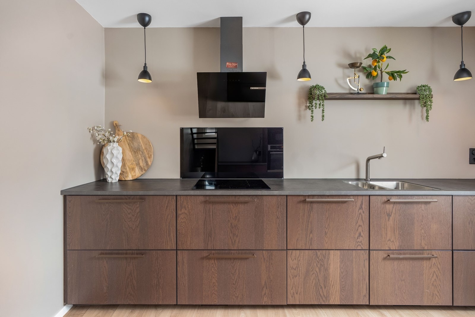 Videre er det satt inn integrerte hvitevarer som platetopp, stekeovn, oppvaskmaskin og kjøleskap med fryser. Galleribilde