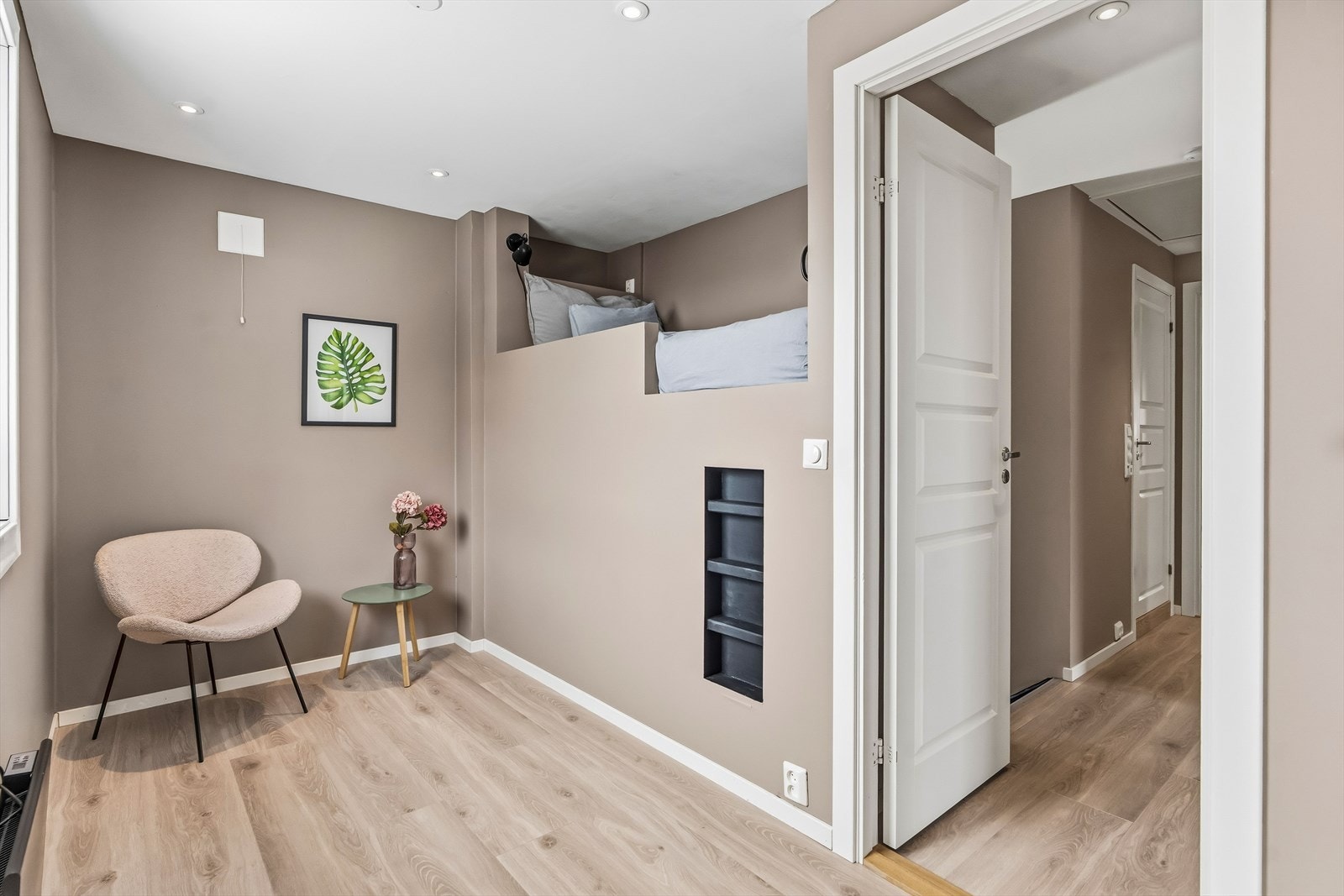 Det fjerde rommet er også innredet som et soverom, men er i henhold til siste godkjente byggetegninger ikke godkjent som rom for varig opphold. Galleribilde