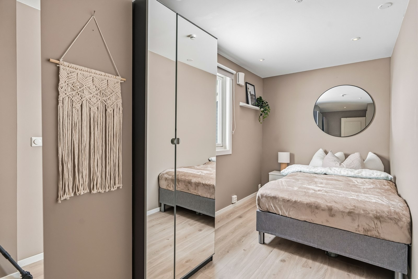 Boligen har tre soverom. Hovedsoverommet har plass til dobbeltseng med tilhørende nattbord. Galleribilde