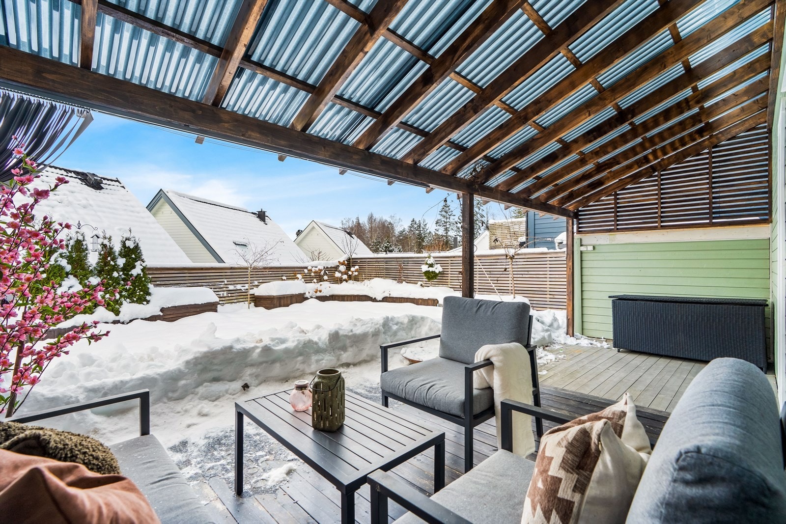 Dette er en svært moderne og attraktiv enebolig over to plan. Galleribilde