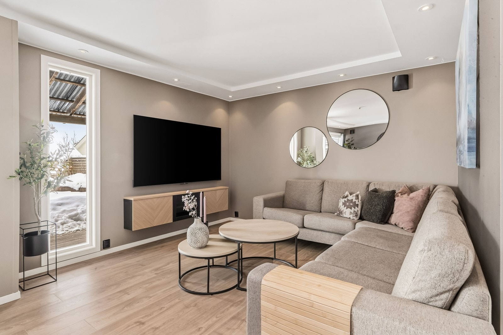 Rommet har pent malte vegg- og takflater, samt laminat på gulvet. Galleribilde