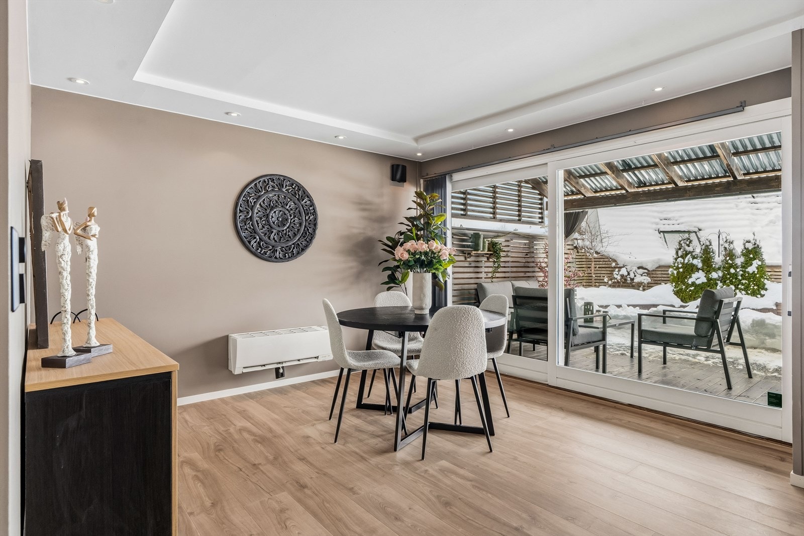 I tillegg er det tilkoblet varmepumpe i rommet. Galleribilde