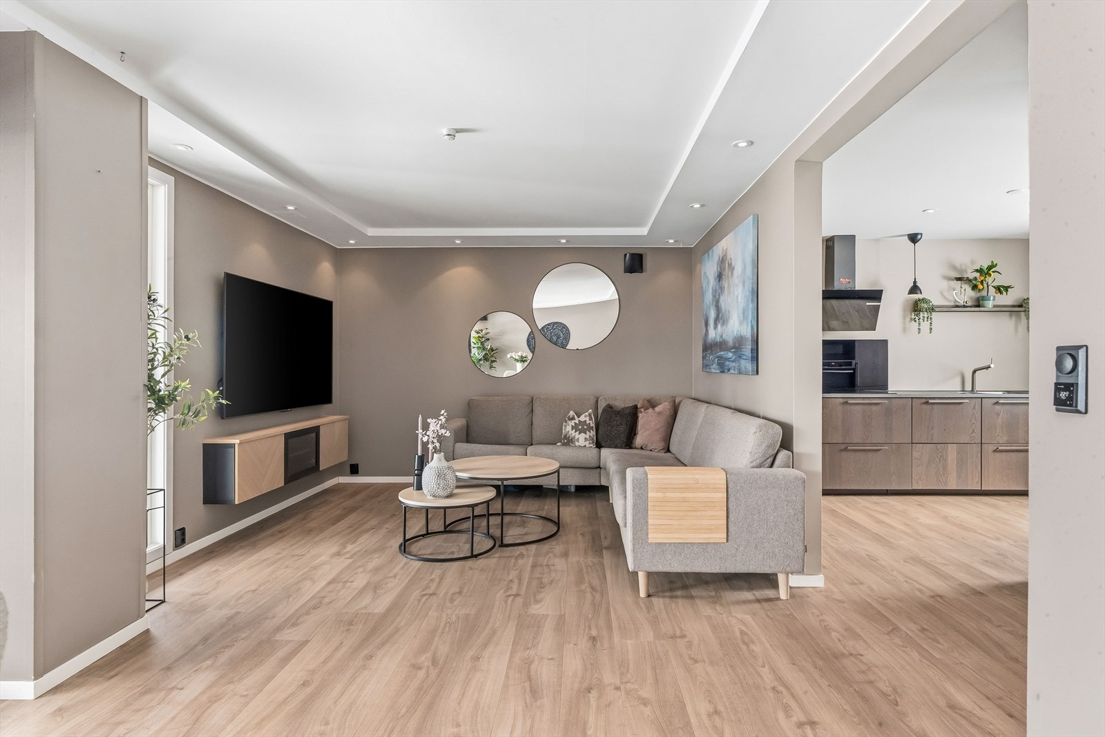 Boligen holder en god standard, og rommer stue, kjøkken, vaskerom, bad og tre soverom. Galleribilde