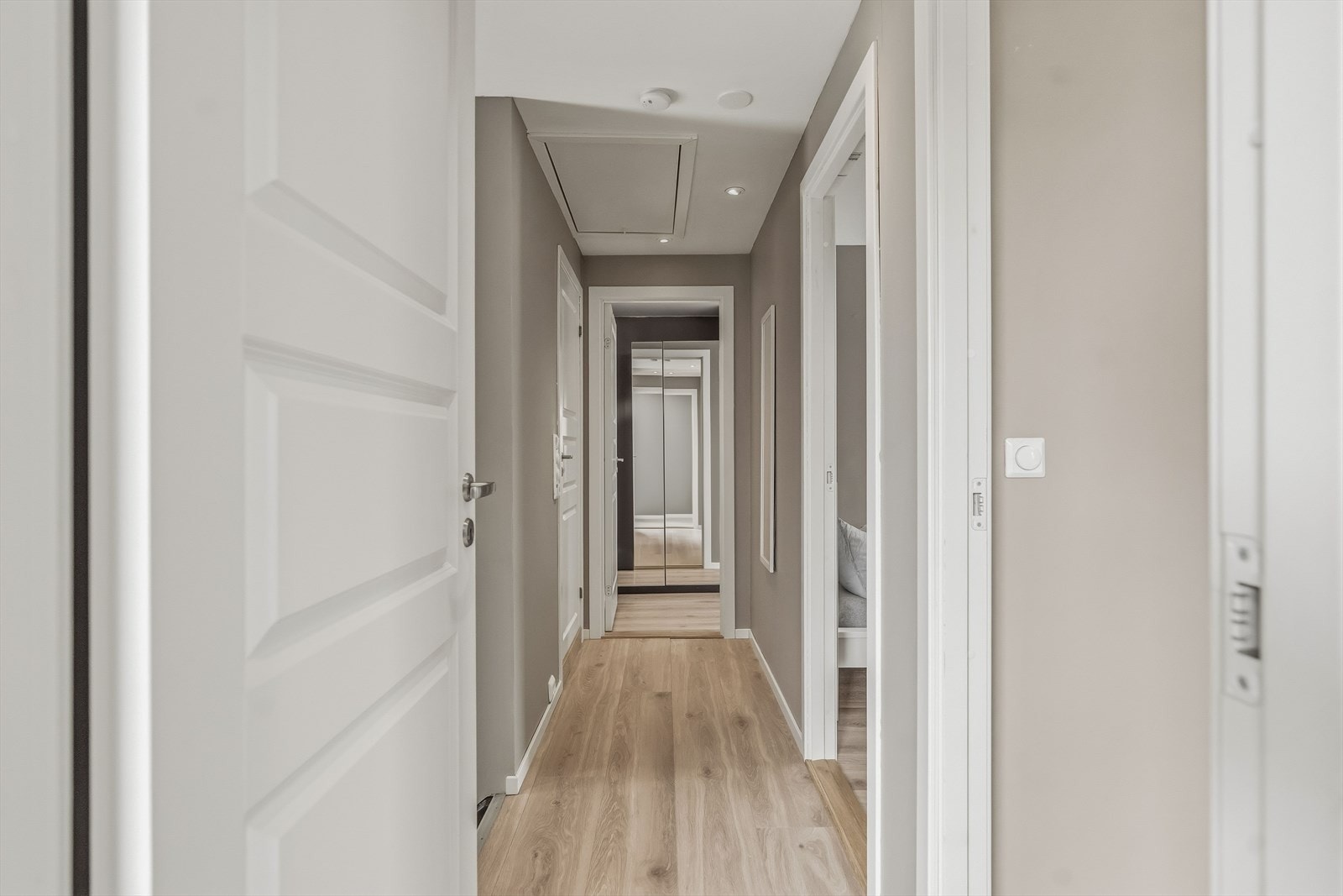 Fra trappen kommer man opp i en gang. Herfra er det inngang til bad, tre soverom samt en bod benyttet som soverom. Galleribilde